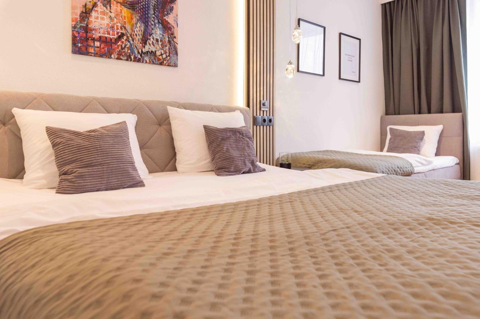 Schillerapartment Hof, Kueche, 24H Digital-Checkin, Parkplatz, Wlan250Mbit Hof  Bagian luar foto